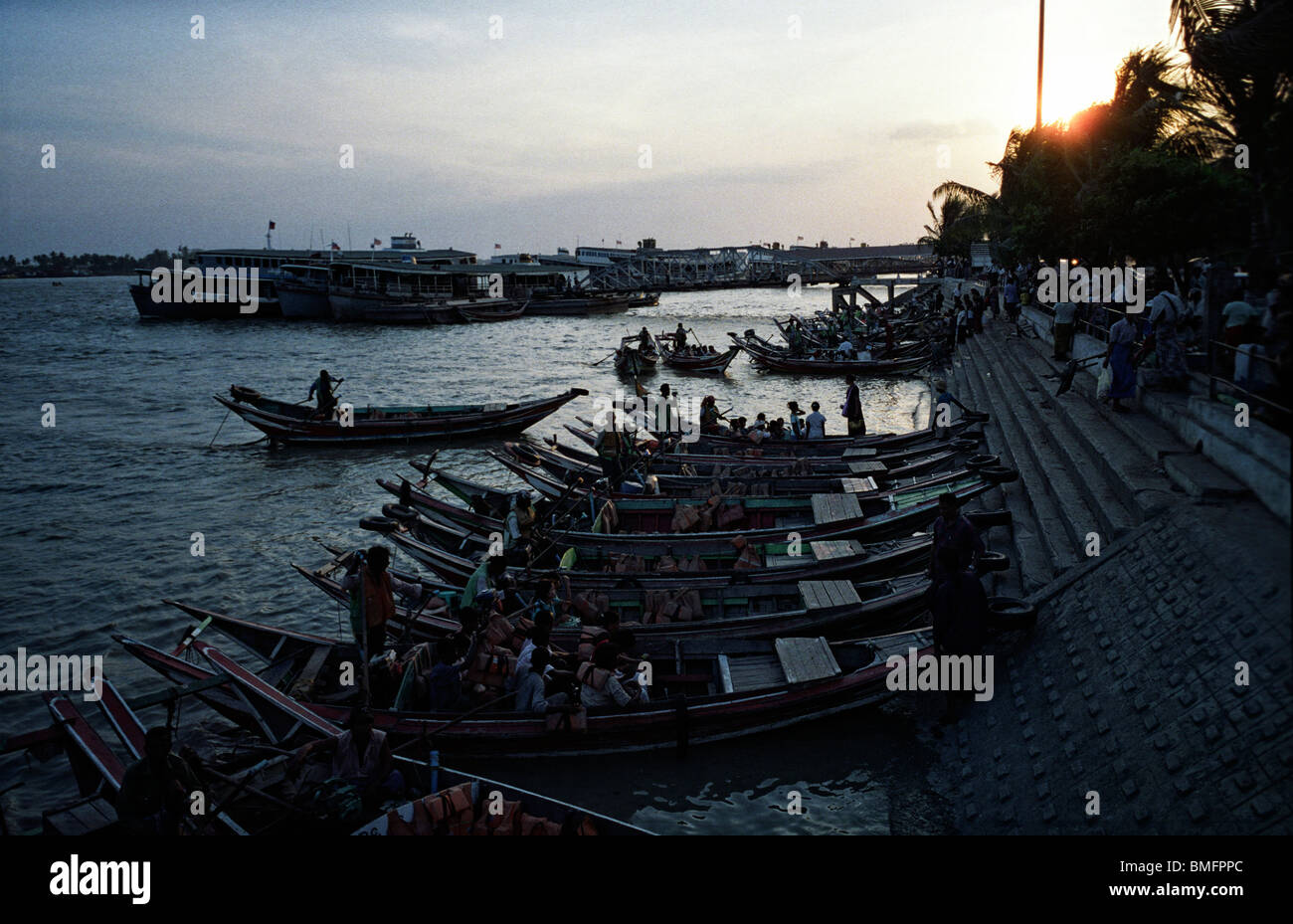 Scheda di pendolari traghetti per attraversare il fiume Yangon a Yangon, Maggio 2010 Foto Stock