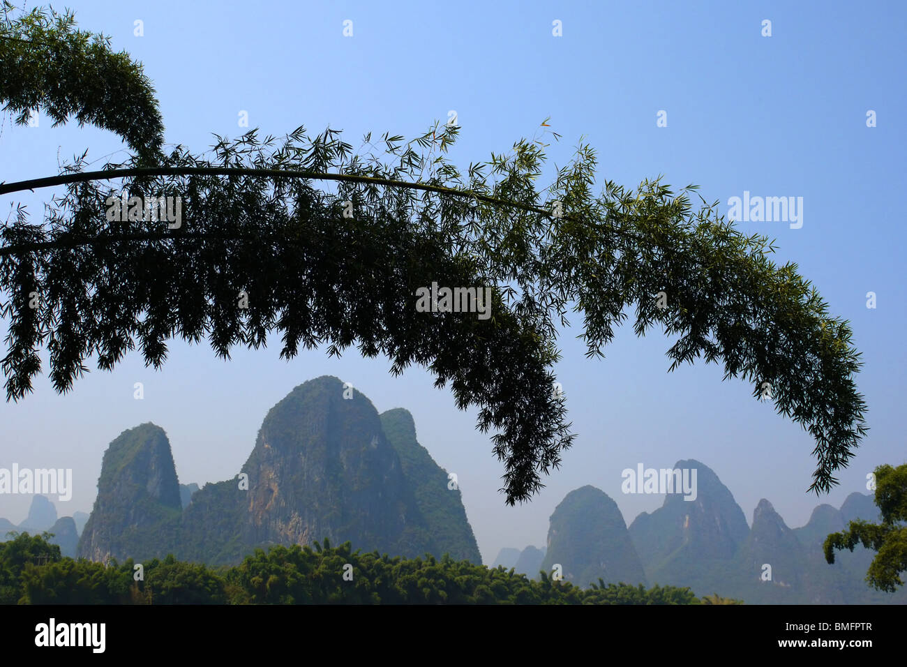 Paesaggio rurale di Yangshuo town periferia, provincia di Guangxi, area di Guilin, Cina Foto Stock