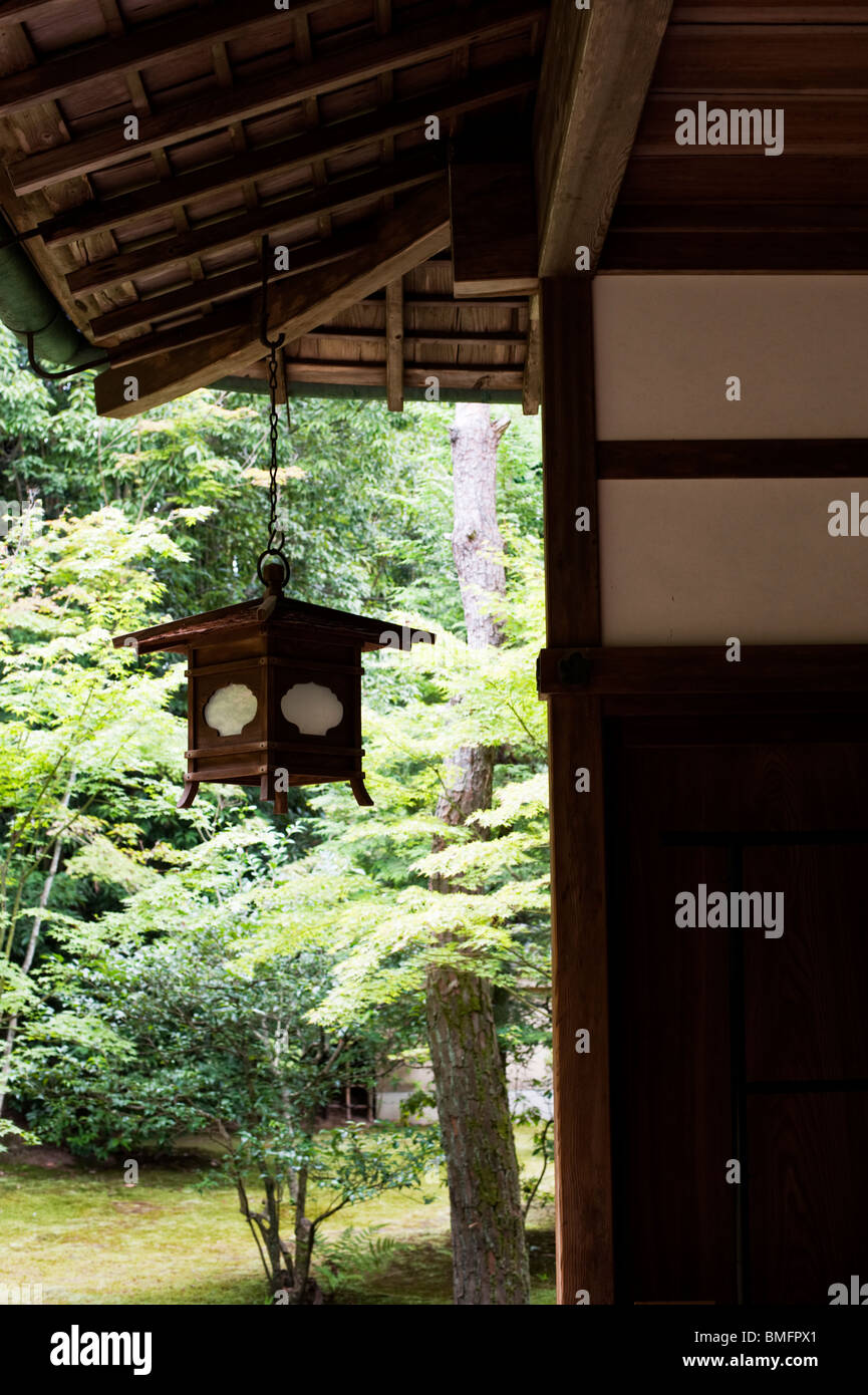 Una Lanterna di legno appesa in un angolo della costruzione del tempio a Koto-in, una sub-tempio del tempio Daitokuji, Kyoto, Giappone Foto Stock