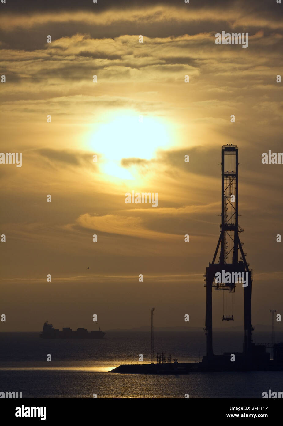 Alba sul porto di contenitore, contenitore di nave in background Foto Stock