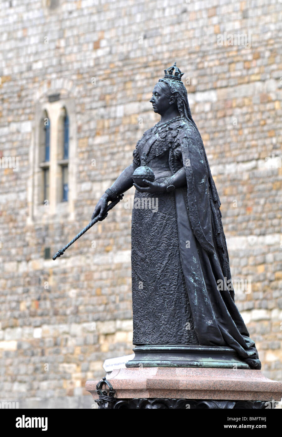 La regina Victoria statua al di fuori del Castello di Windsor, Berkshire, Inghilterra, Regno Unito Foto Stock