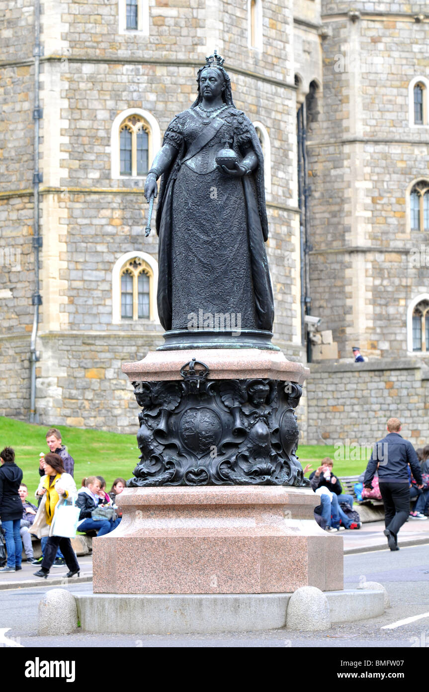 La regina Victoria statua al di fuori del Castello di Windsor, Berkshire, Inghilterra, Regno Unito Foto Stock