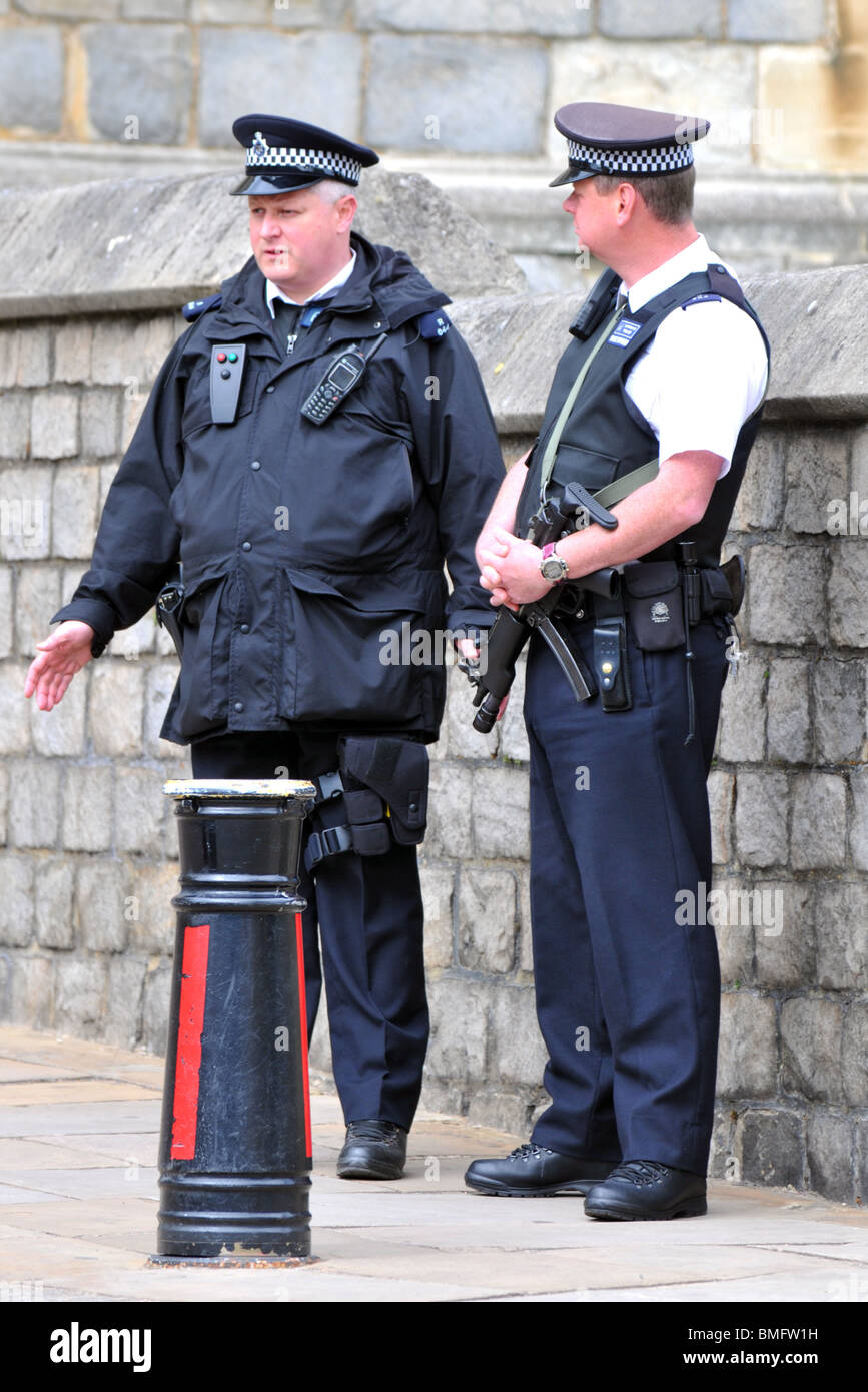 Il Castello di Windsor, agente di polizia armato al di fuori del Castello di Windsor, Berkshire, Inghilterra, Regno Unito Foto Stock