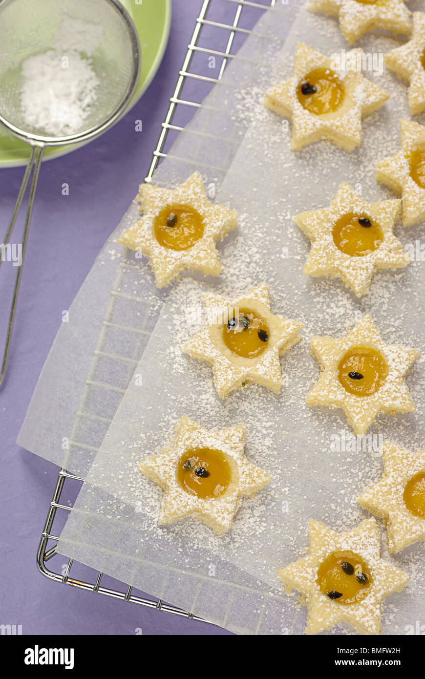 A forma di stella i biscotti sulla teglia, non cotte Foto Stock