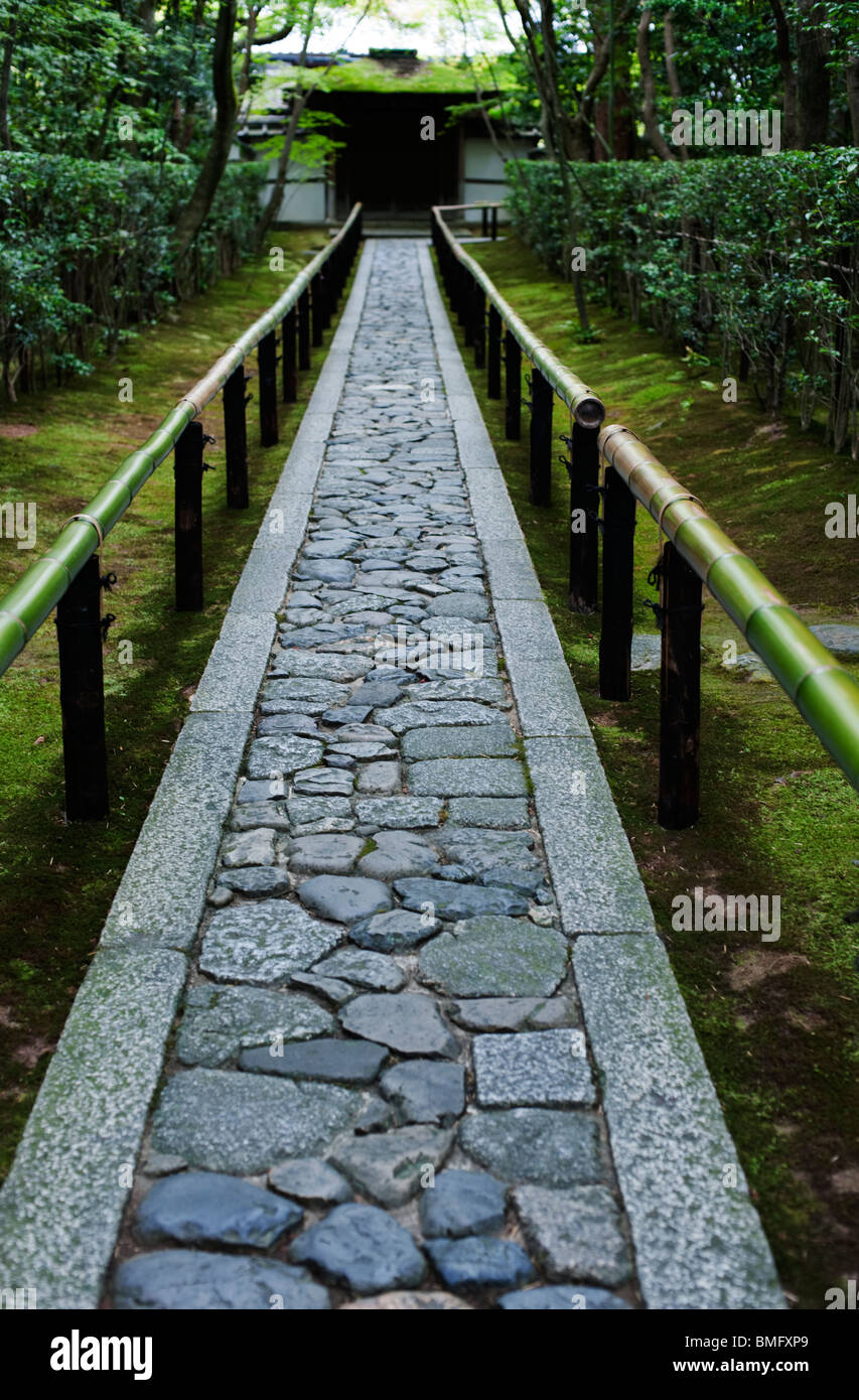 Un percorso di pietra conduce al gate a Koto-in un sottogruppo tempio di Daitoku-ji, Kyoto, Giappone Foto Stock