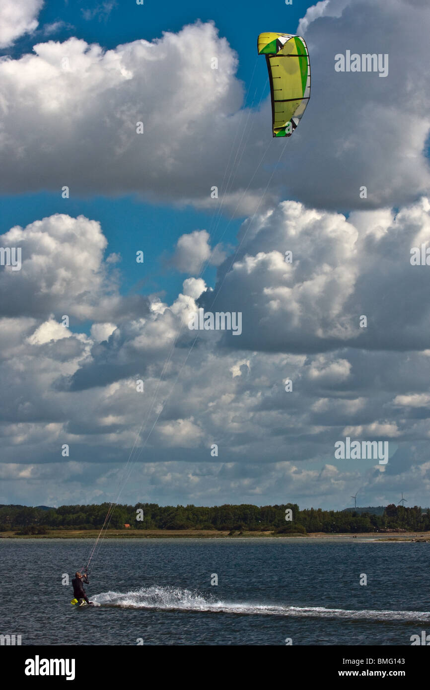 Alta velocità Kiteboarding sul lago Helnaes, Danimarca Foto Stock
