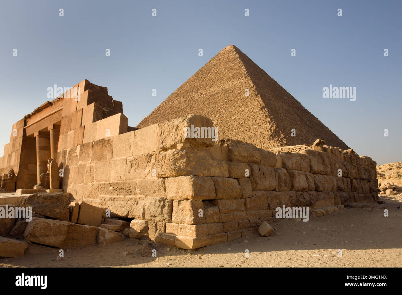 Kairo: Giza: Piramide di Cheope e vecchi ruderi Foto Stock