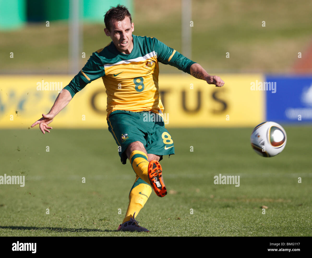 Luke Wilkshire dell Australia calci la palla durante un calcio internazionale amichevole contro gli Stati Uniti in vista del Mondiale 2010 Foto Stock