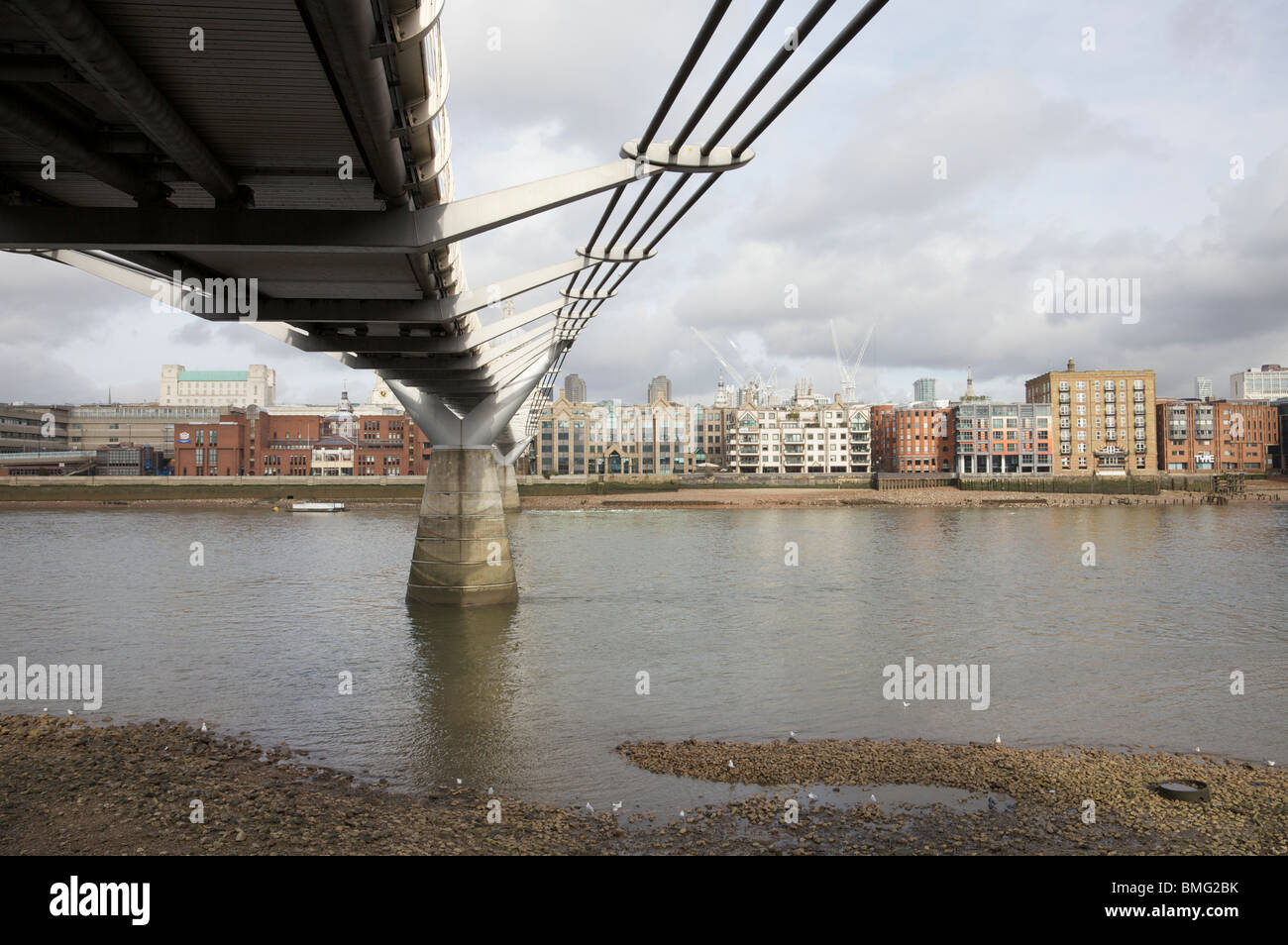 Una vista del Millennium Bridge e il fiume Tamigi, Londra. Foto Stock