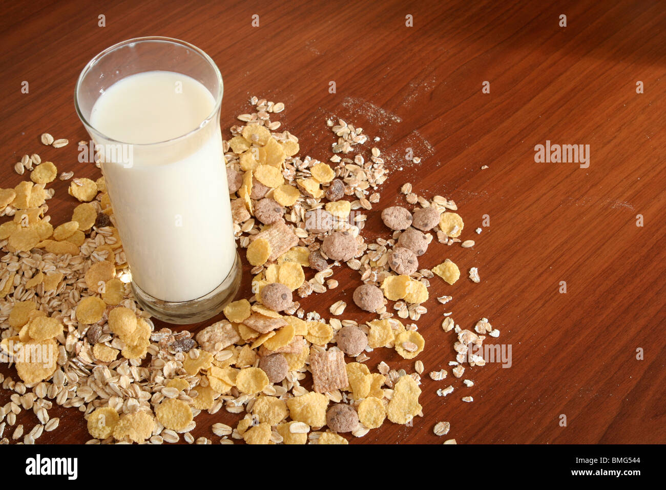 Un sano pasto mattutino: fiocchi di mais. Foto Stock