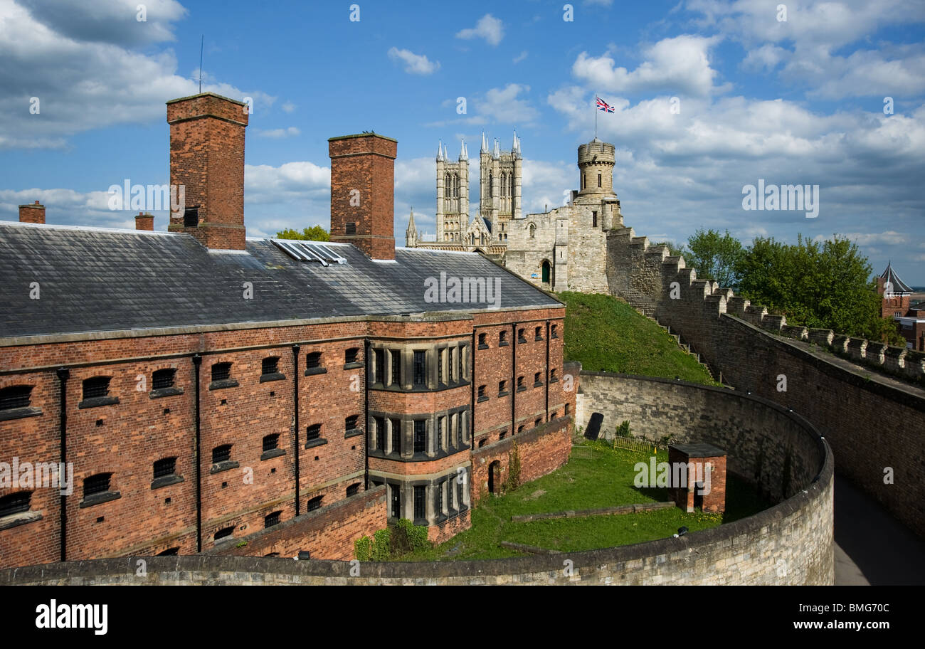 Il carcere di Lincoln Castle, Lincoln, Lincolnshire. La Cattedrale può essere visto in background. Foto Stock