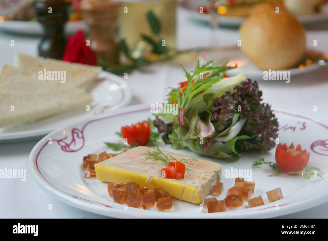 Il francese di fegato d oca con insalata, Maxim Restaurant, Pechino, Cina Foto Stock