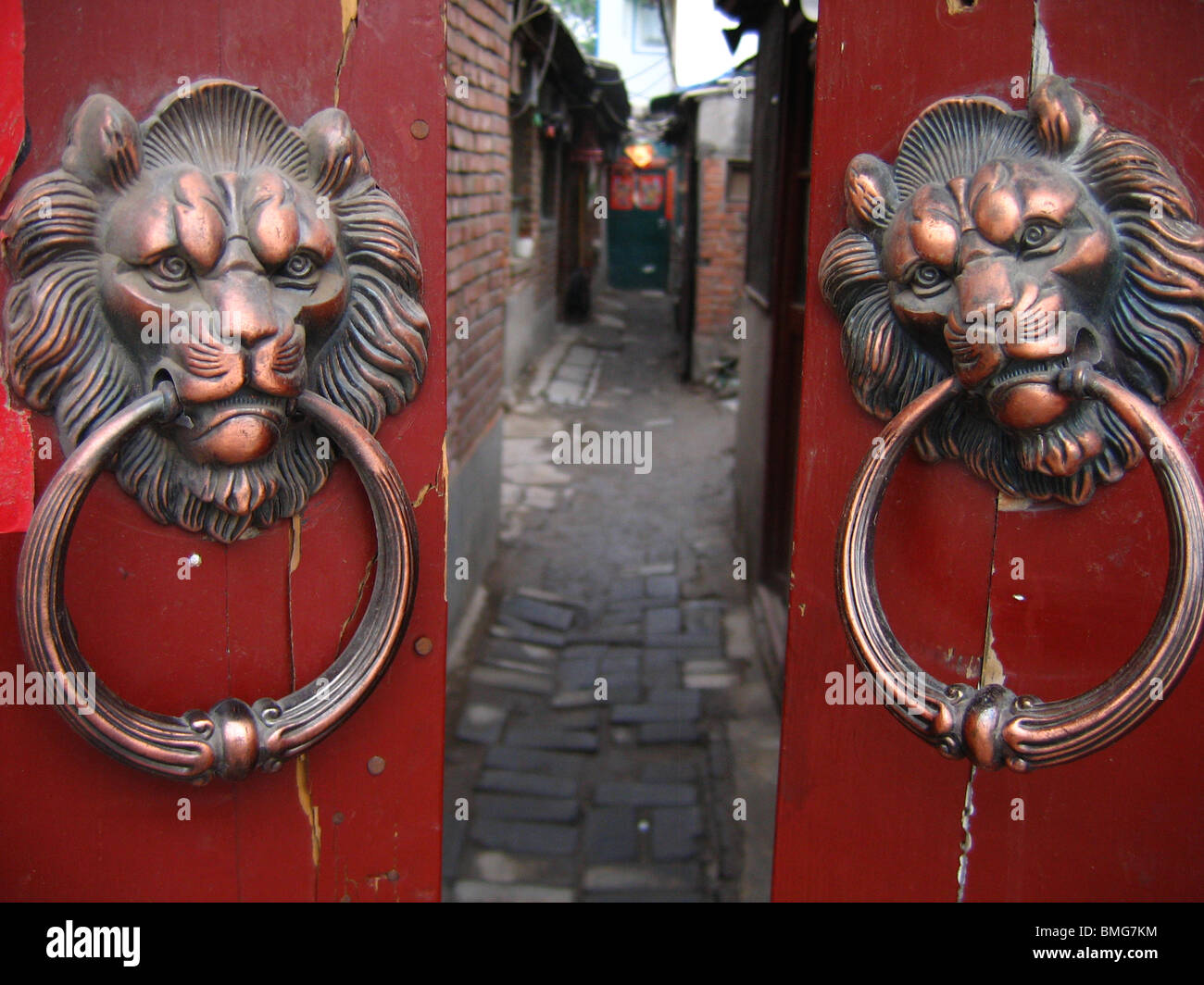 Lion maniglie sagomate sul gate di un Hutong casa cortile, Pechino, Cina Foto Stock