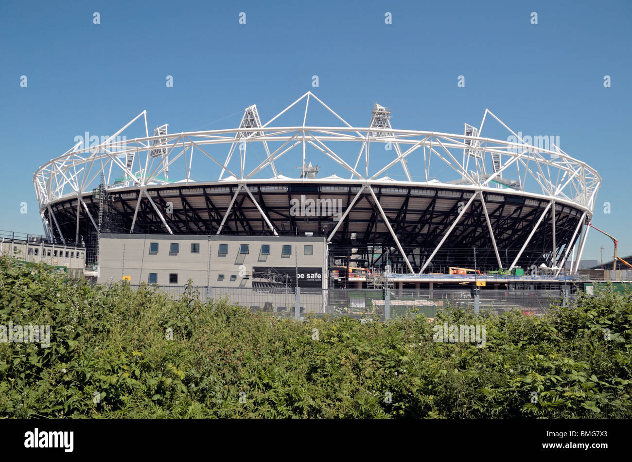 Il parzialmente costruito (nel giugno 2010) London 2012 Olympic Athletics Stadium di Stratford, a est di Londra. Foto Stock
