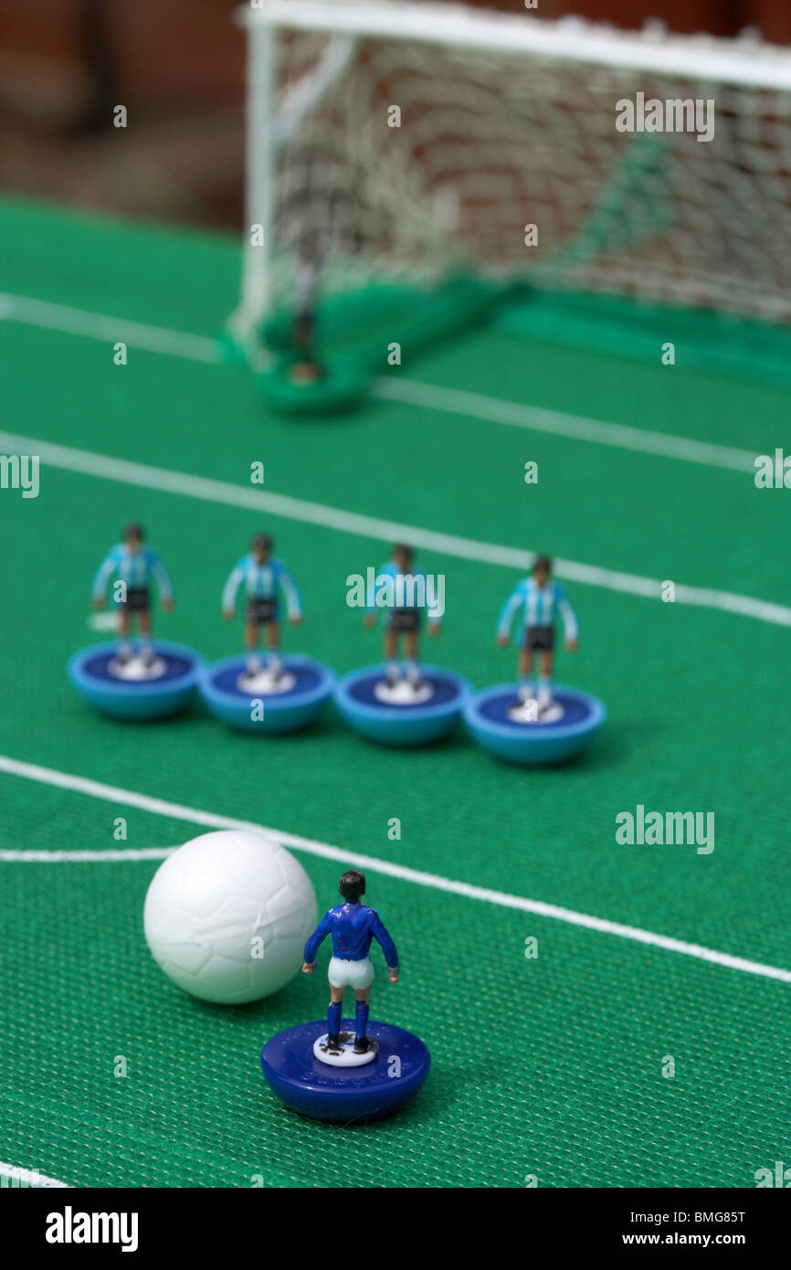 Free Kick con muro di giocatori di football soccer reinacted scena con Subbuteo® table top football giocatori gioco Foto Stock