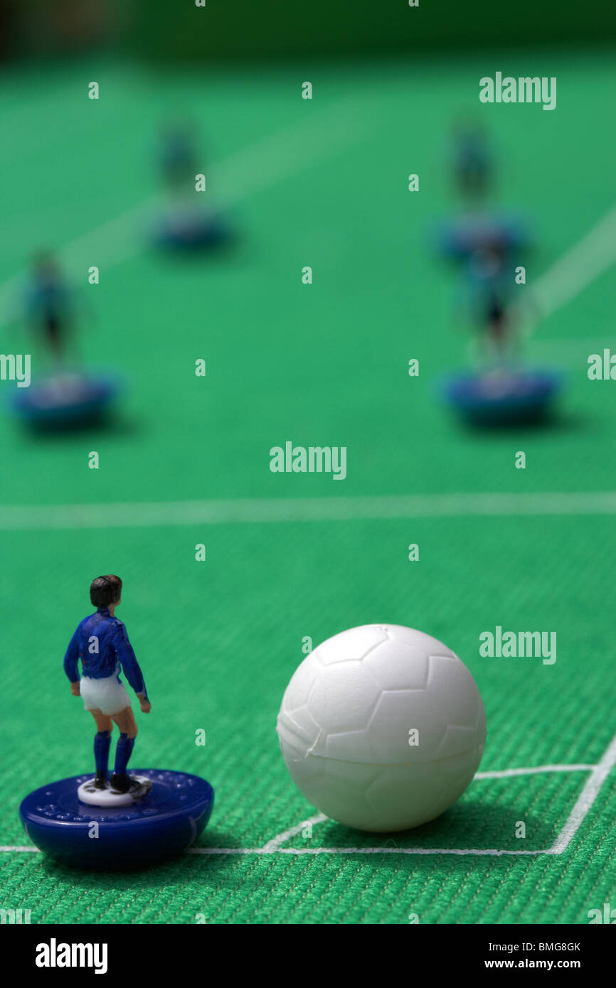 Calcio d'angolo football soccer reinacted scena con Subbuteo® table top football giocatori gioco Foto Stock