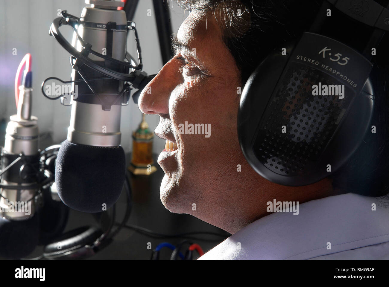 Shabir Qamar, Vice Presidente di ILM radio, radiodiffusione da studio di registrazione Foto Stock