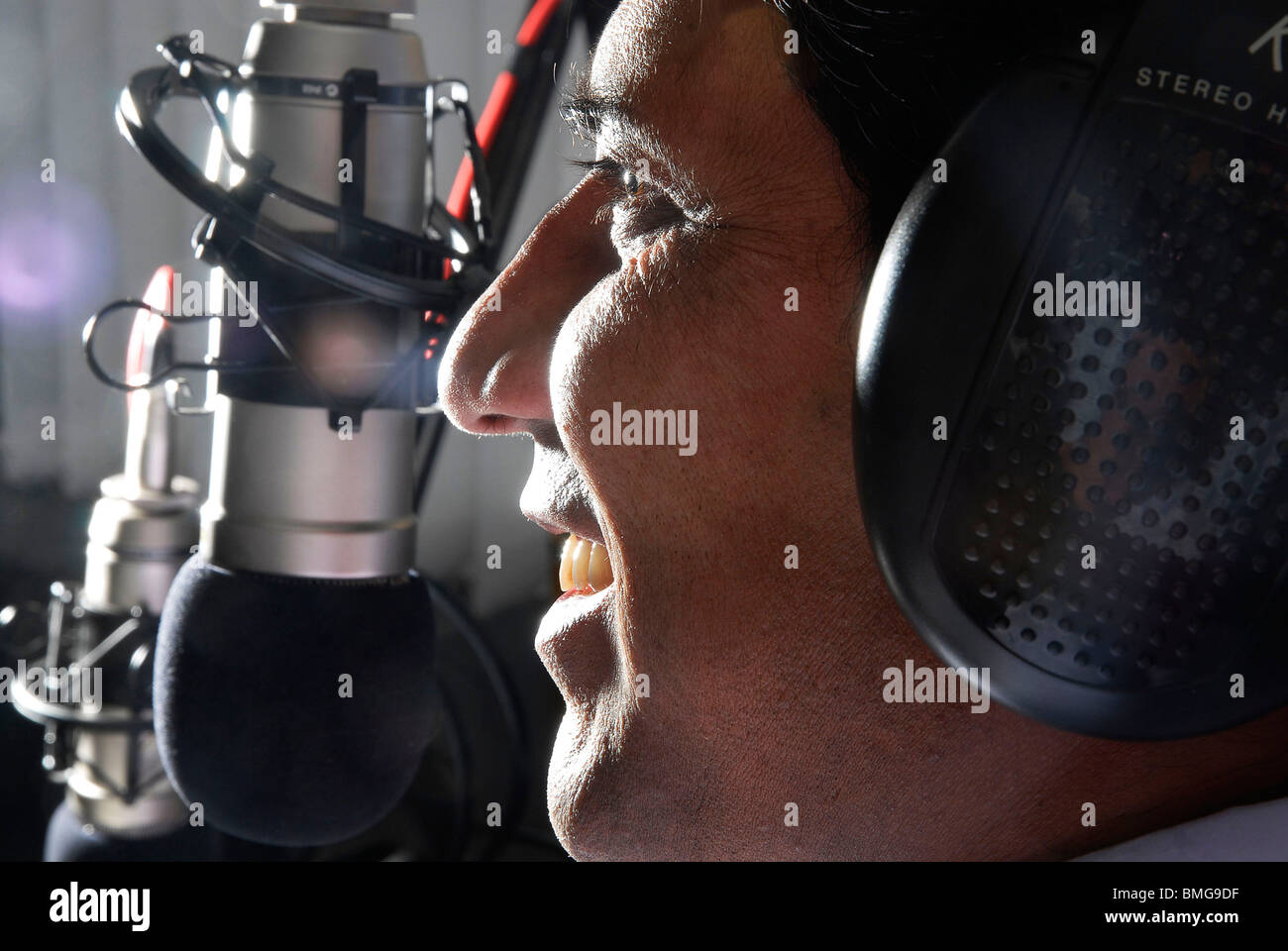 Shabir Qamar, Vice Presidente di ILM, Radio broadcast da studio. Foto Stock
