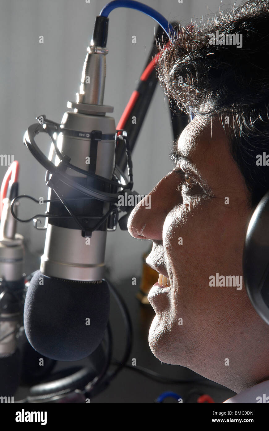 Shabir Qamar, Vice Presidente di ILM, Radio broadcast da studio. Foto Stock
