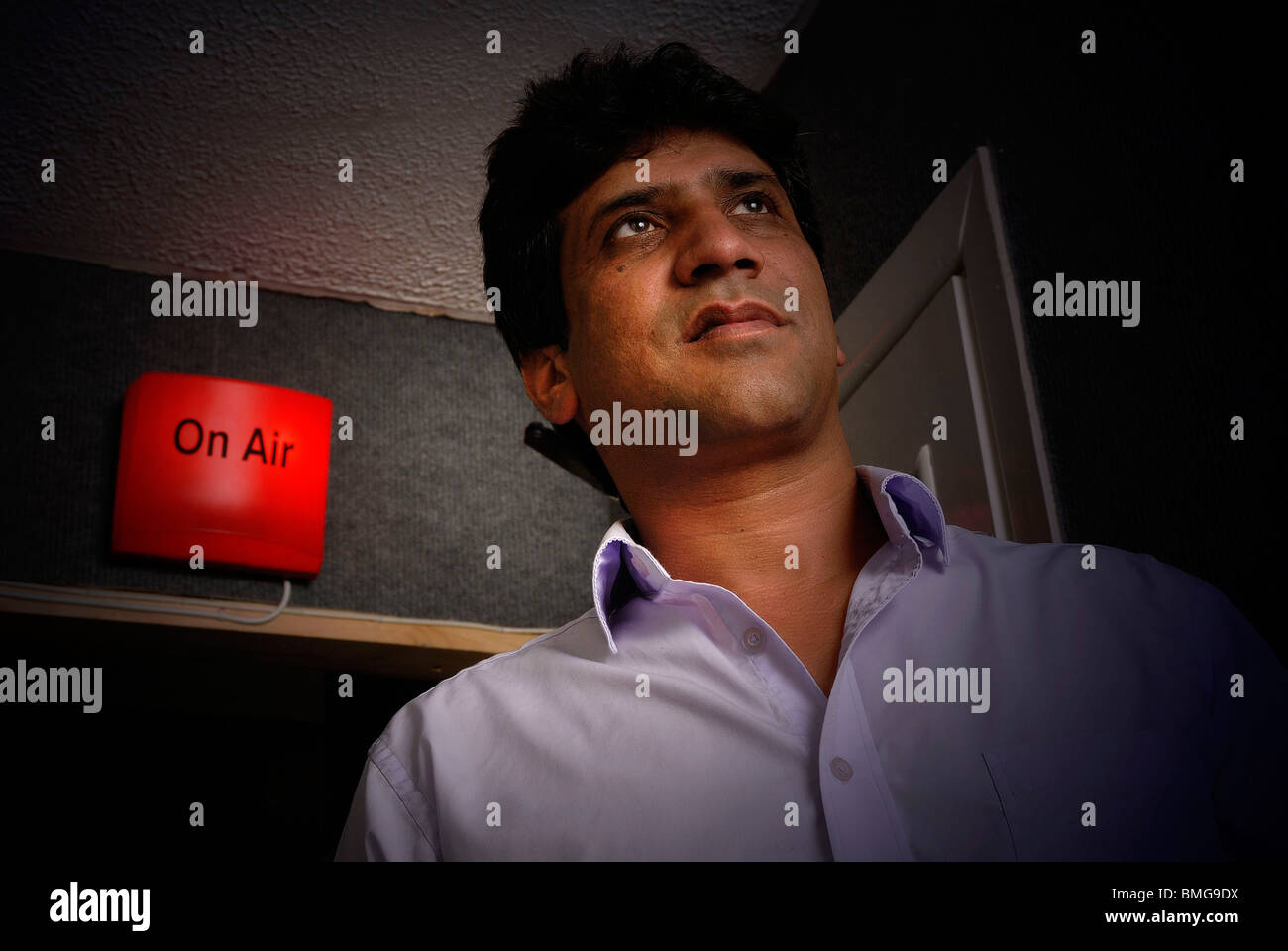 Shabir Qamar, Vice Presidente di ILM Radio, presso lo studio di Blackburn, Lancs, Regno Unito. Foto Stock