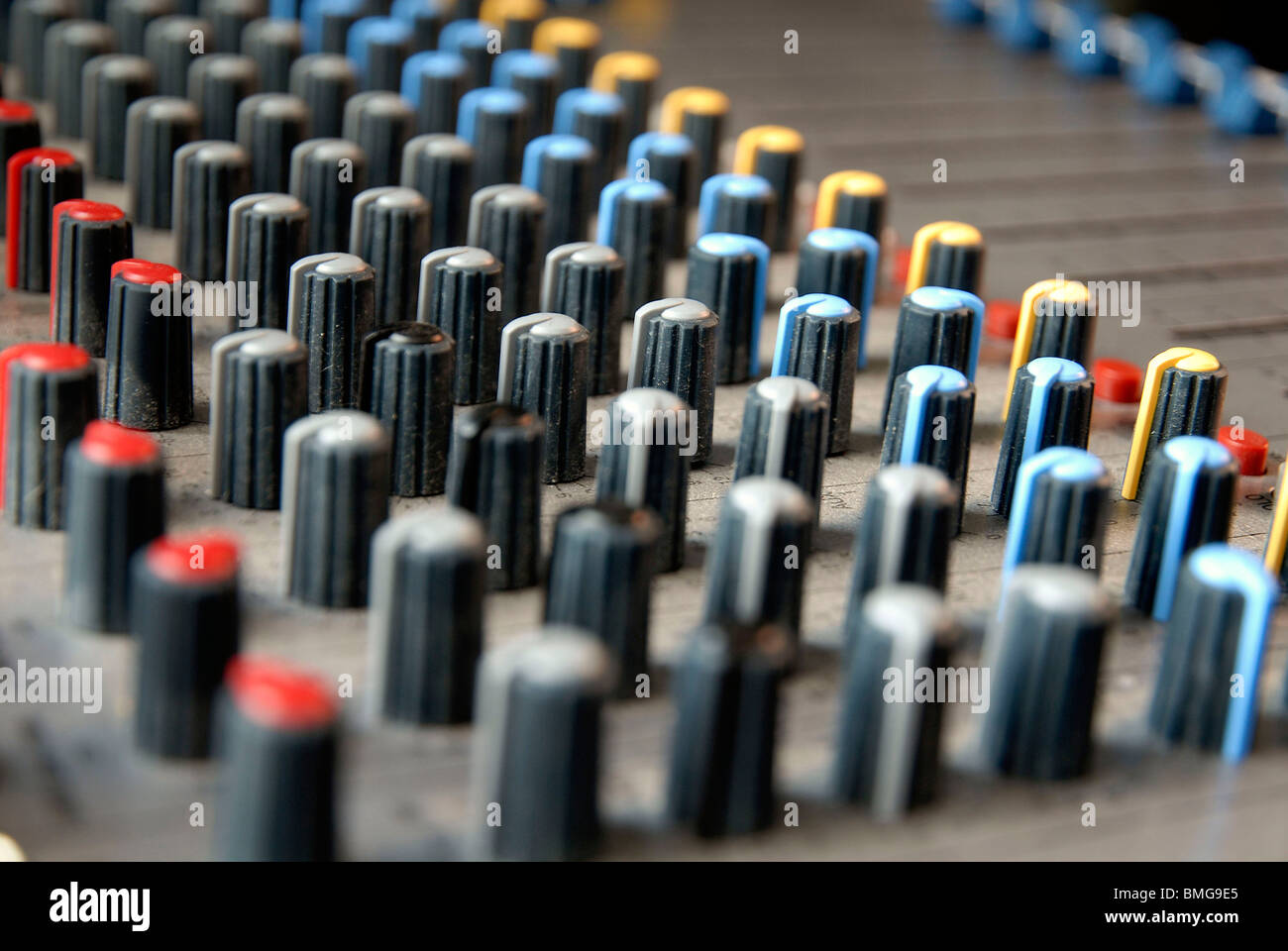 Blackburn, Regno Unito...Agosto 25th, 2009---controlli audio in ILM broadcasting radio studio. Photo-John Robertson per la nazionale. Foto Stock