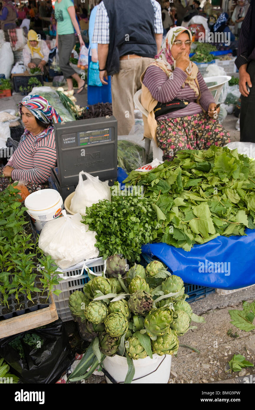 La Turchia Antalya - Manavgat mercato - ortaggi freschi provenienti da aziende locali - donna con un portatile di bilancia elettronica Foto Stock