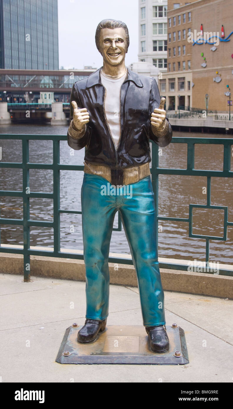 La statua di Fonz a Milwaukee, Wisconsin, celebra Arthur Fonzarelli di Happy Days, onorando l'eredità televisiva della città con un bel pollice in su. Foto Stock