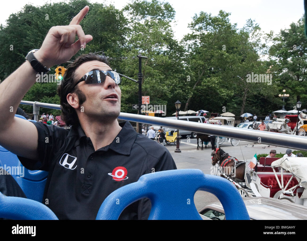 Dario Franchitti, Indianapolis 500 vincitore prende un tour su un double-decker bus tour per vedere Manhattan 7 giugno 2010 New York City Foto Stock