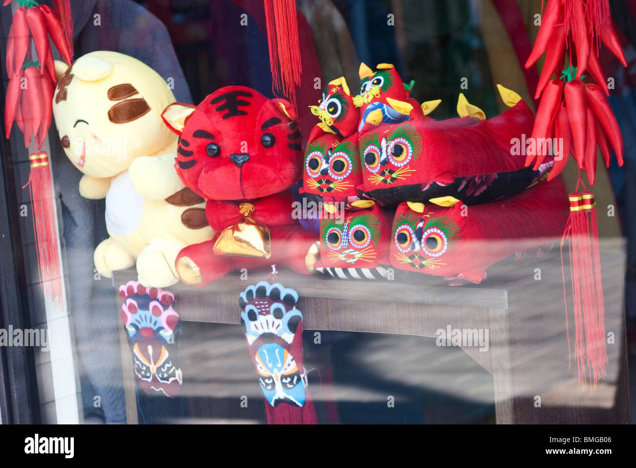 Peluche giocattoli venduti in un negozio di articoli da regalo, Nanluoguxiang Street, Pechino, Cina Foto Stock