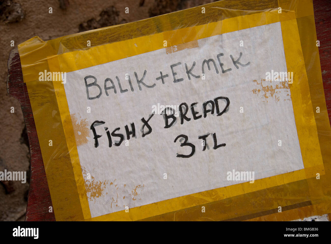 La Turchia Antalya - Balik+Ekmek, pesce e pane per 3TL nella città vecchia cafe - 2010 - circa 2 dollari US o 1,50 Sterline o Euro Foto Stock