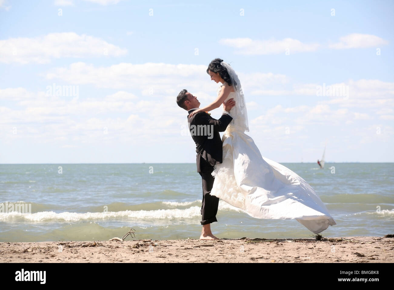 La sposa e lo sposo sulla spiaggia Foto Stock