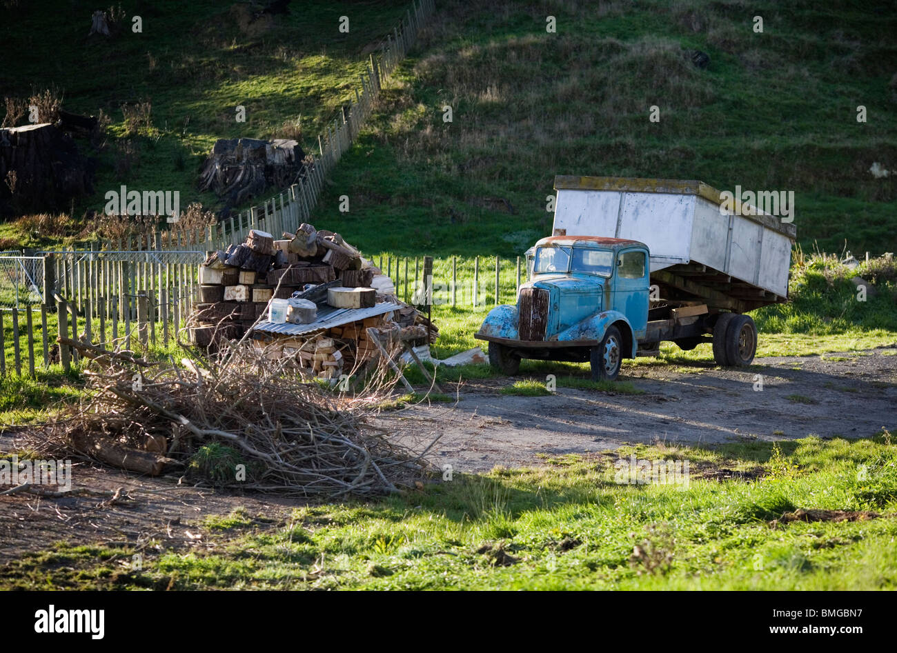 Un vecchio carrello in una fattoria al tramonto, Nuova Zelanda Foto Stock