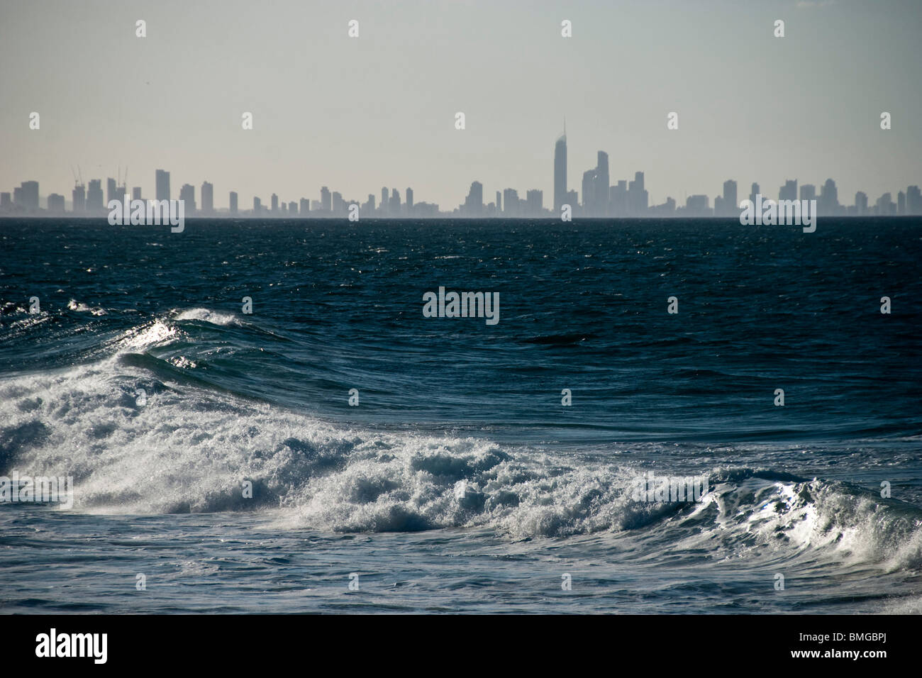 Una vista di Surfers Paradise grattacieli in un pomeriggio di inverno Foto Stock