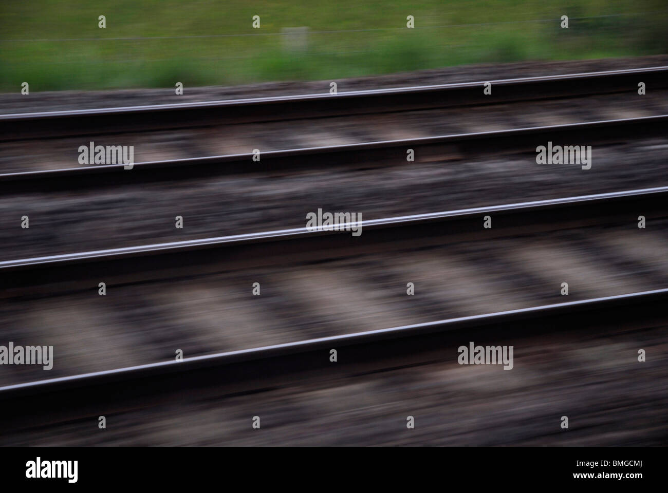 Vista astratta del binario ferroviario vicino a Bedford dal treno a velocità, 2010. Foto Stock