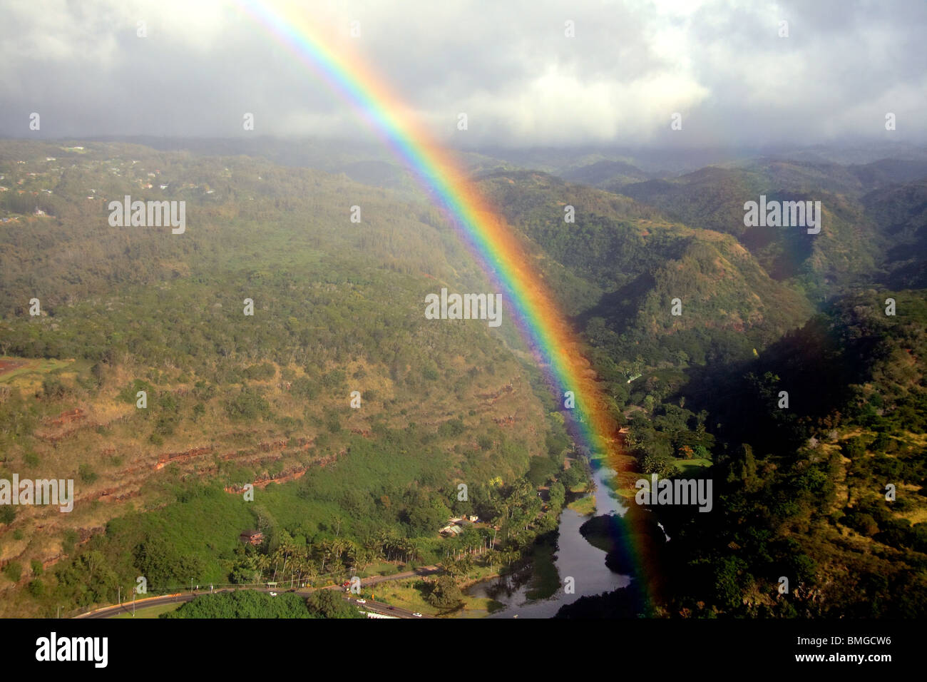Vista aerea della Valle di Waimea con arcobaleno. North Shore Oahu, Hawaii Foto Stock