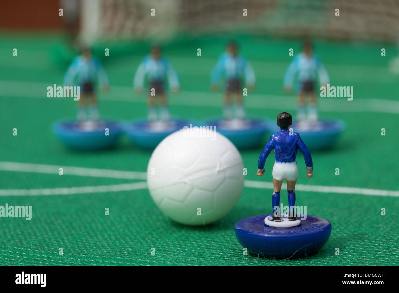 Free Kick con muro di giocatori di football soccer reinacted scena con Subbuteo® table top football giocatori gioco Foto Stock