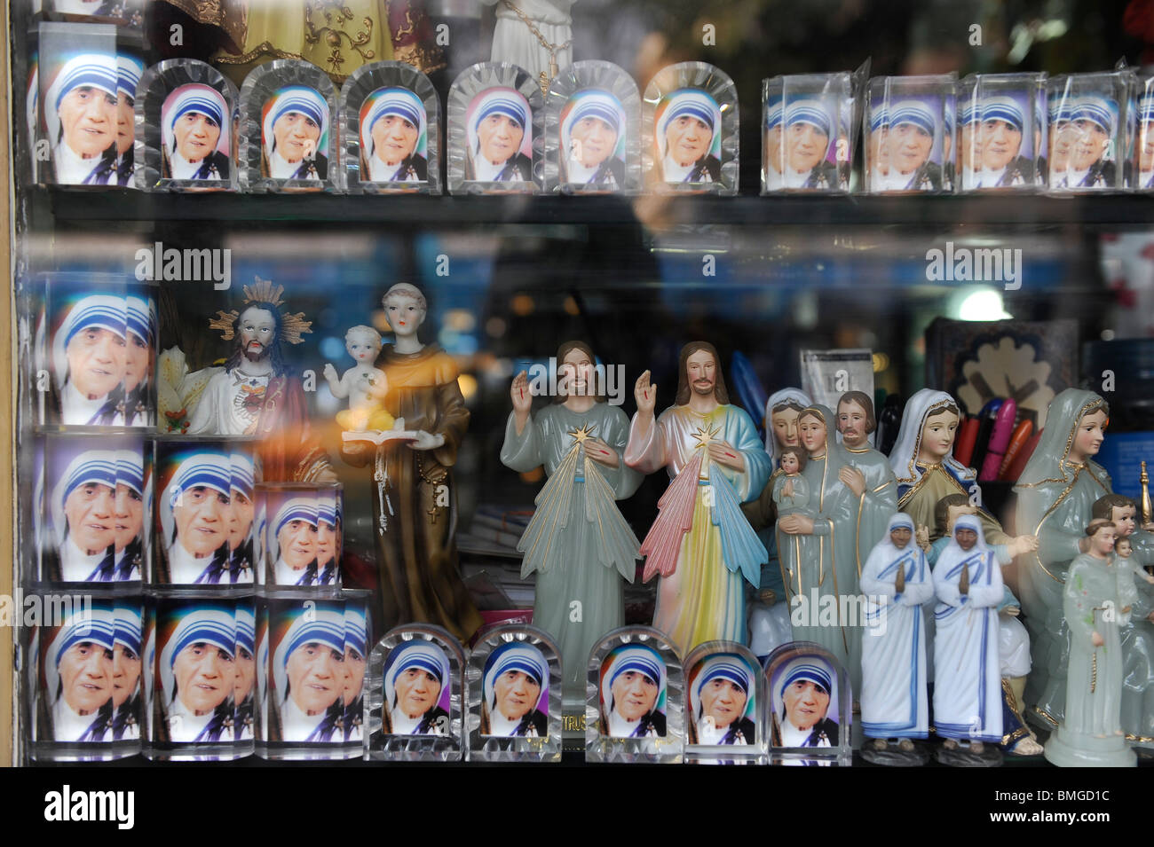 India Kolkata Calcutta, gli idoli e le immagini di Madre Teresa a souvenir shop vicino a Madre Teresa 's house Foto Stock