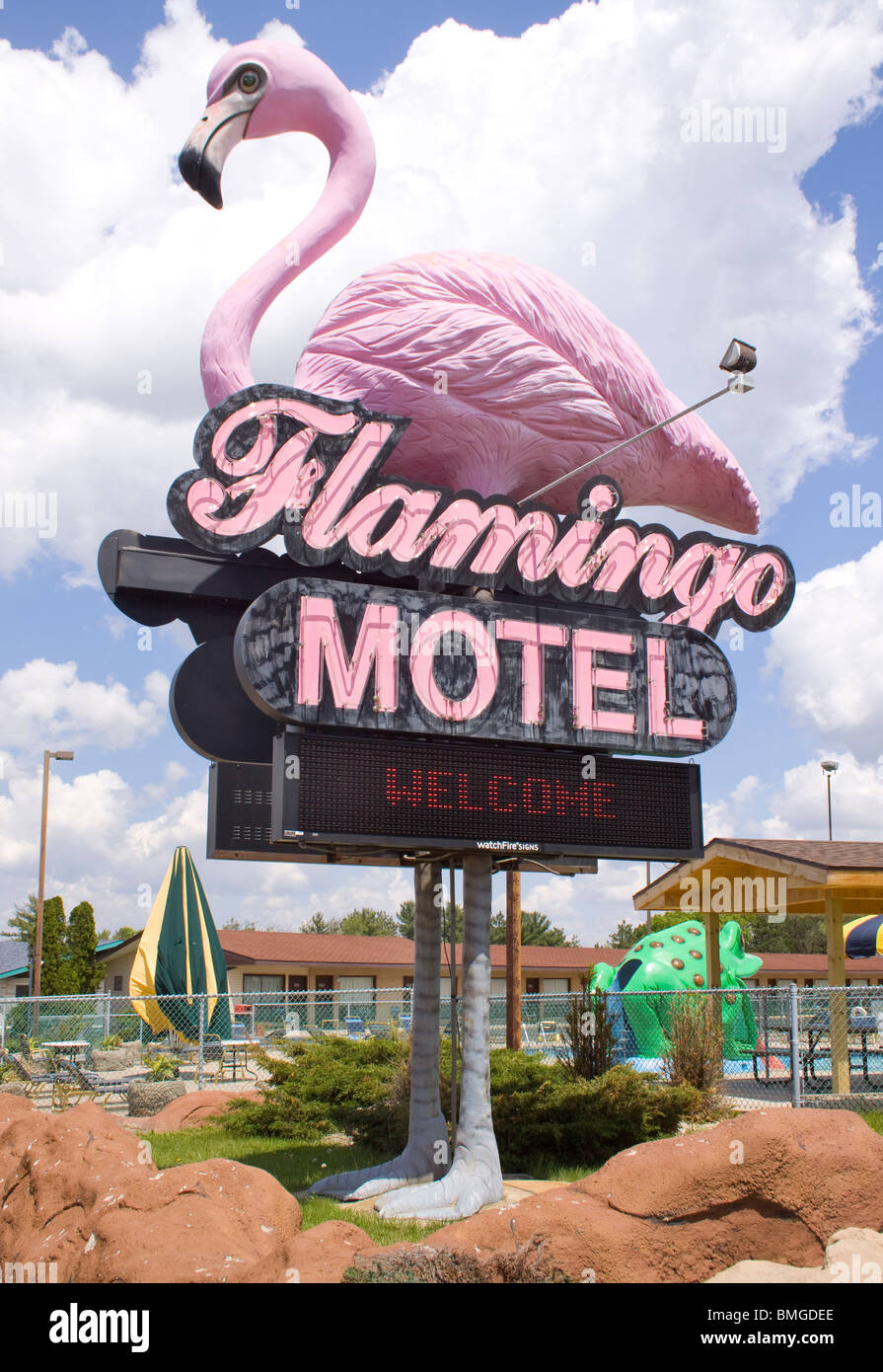 Il Pink Flamingo Motel di Wisconsin Dells offre un fascino rétro a bordo strada con il suo cartello al neon vintage e il classico stile americano. Foto Stock