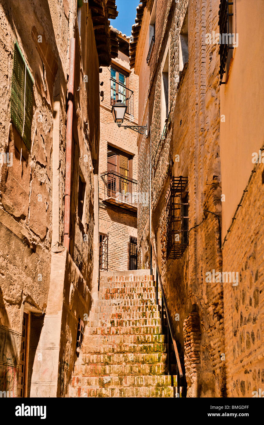 Strette scalinate che portano attraverso le antiche sezione residenziale di Toledo, Spagna Foto Stock