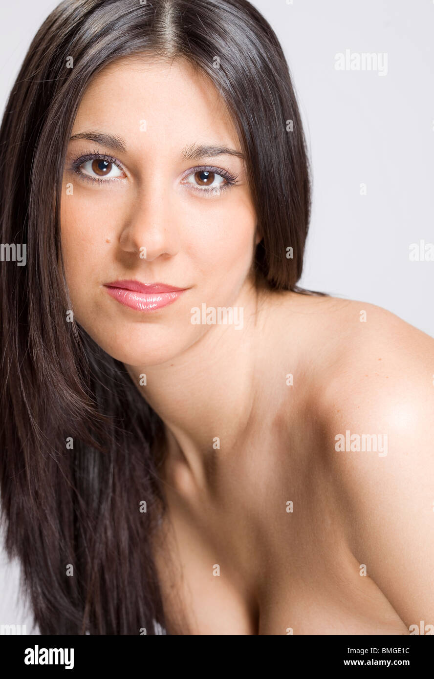 Immagine di una giovane bella real brunete ragazza sorridente Foto Stock