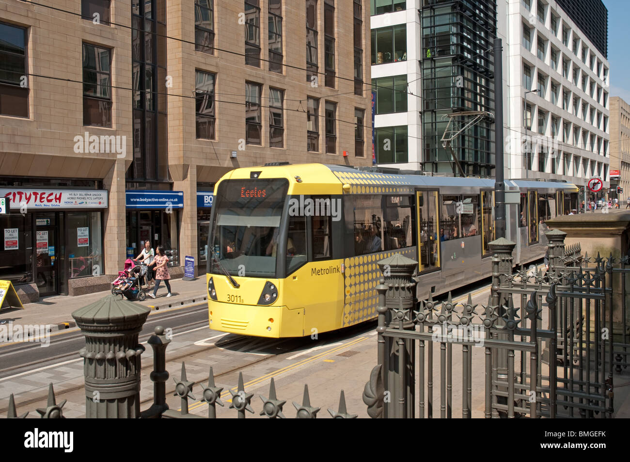 Tram Metrolink su Mosley Street,Manchester.passando l'ingresso alla Manchester Art Gallery. Foto Stock