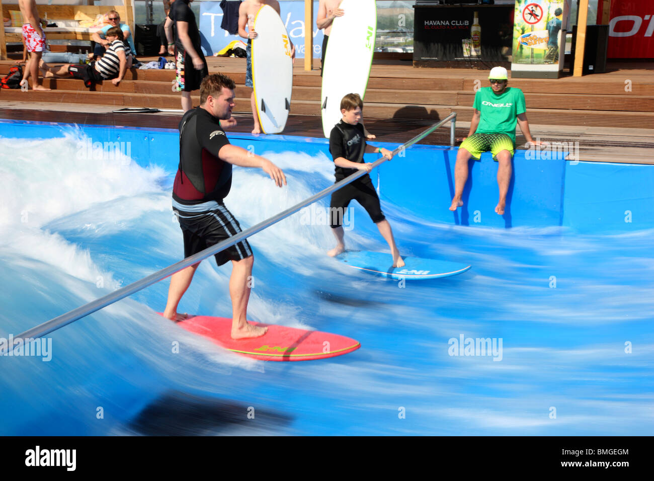 L'onda artificiale onde da surf in una piscina. Le persone imparano a navigare, buon surfer può mostrare le loro abilità. Foto Stock