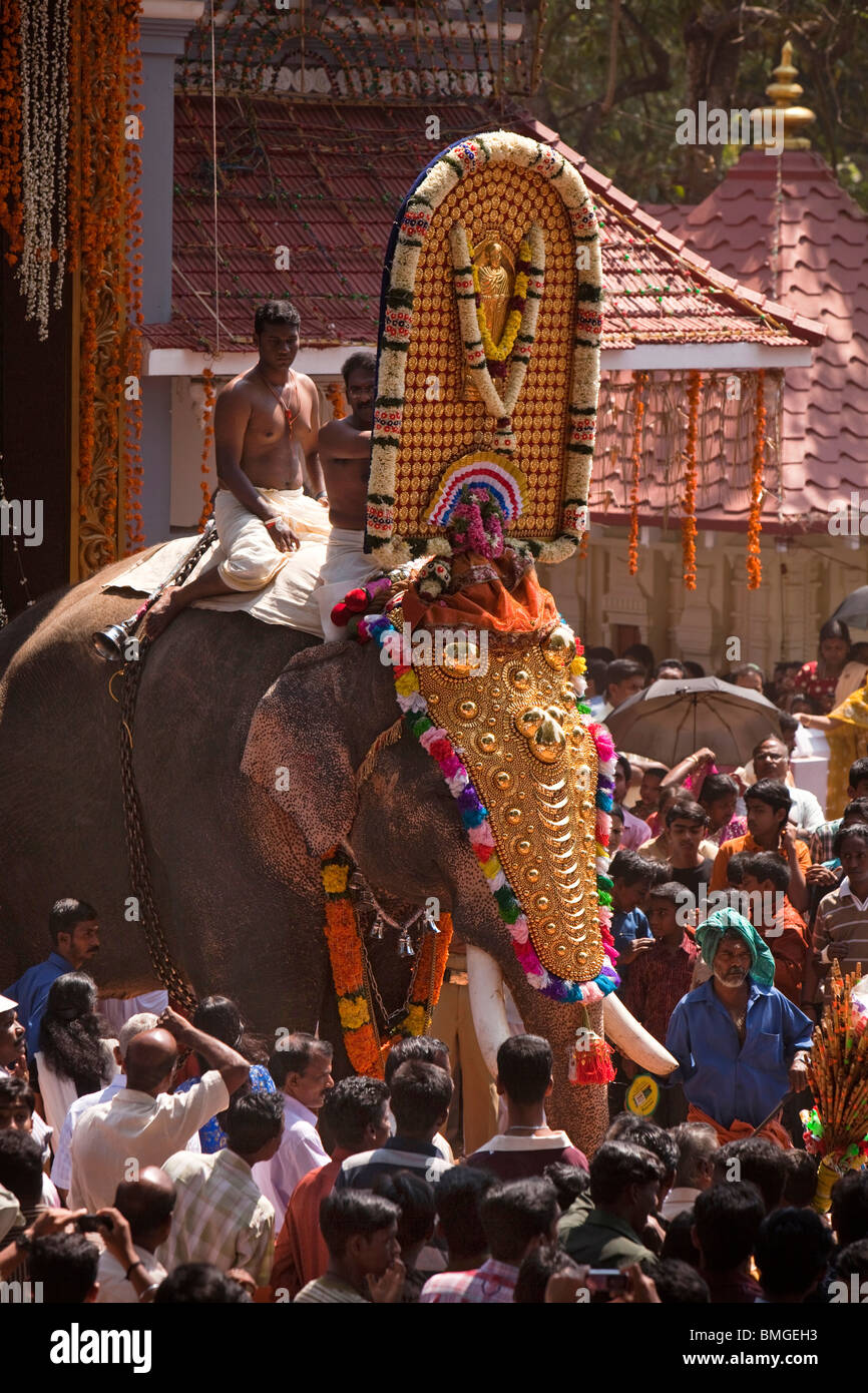 India Kerala, Koorkancherry Sree Maheswara tempio, Thaipooya Mahotsavam festival, caparisoned elefante nella folla Foto Stock