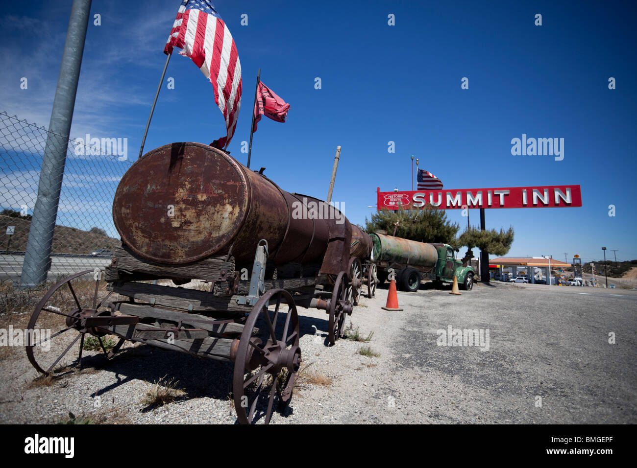 Vecchio arrugginito serbatoio rimorchiabile rimorchi e autobotte al vertice Inn, Cajon Pass, nel sud della California, Stati Uniti d'America Foto Stock