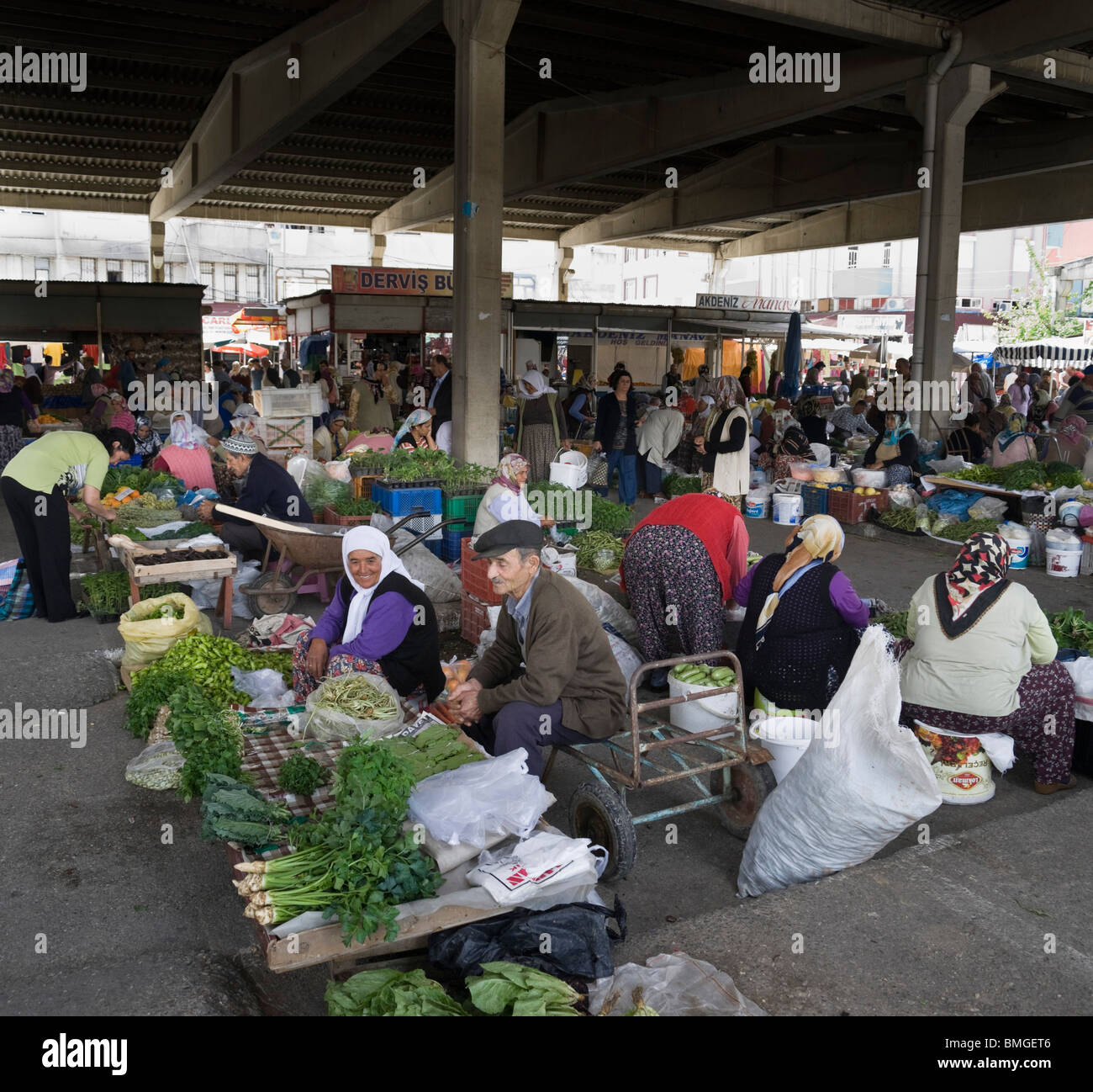 La Turchia Antalya - Manavgat mercato - paese di vendita di musica folk di verdure fresche dalle aziende agricole locali Foto Stock