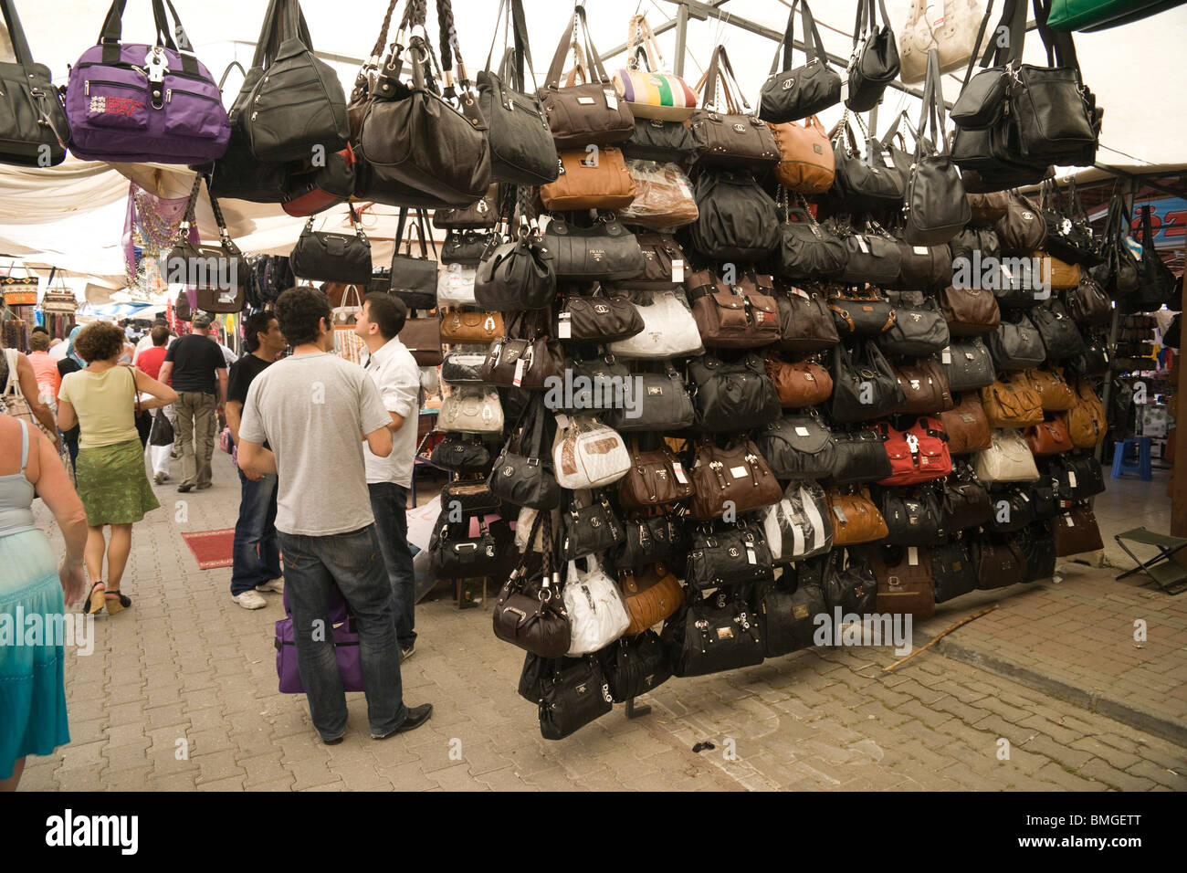 La Turchia Antalya - Manavgat mercato - fake o copia di borse in pelle con Chanel, Prada, D&G e altri designer loghi di marchi ed etichette Foto Stock