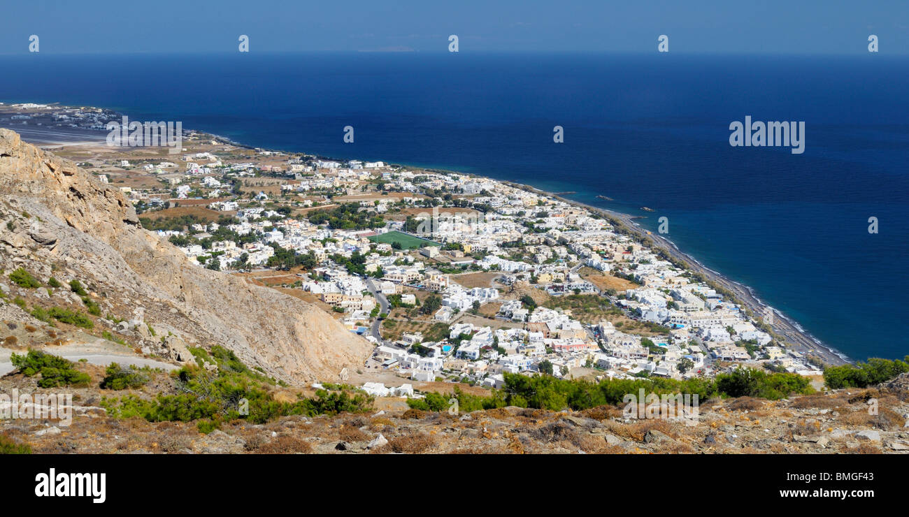Vista dal Monte Mésa Vounó, posizione dell'Antica Thera, verso Kamari - Santorini Island, Grecia. Foto Stock