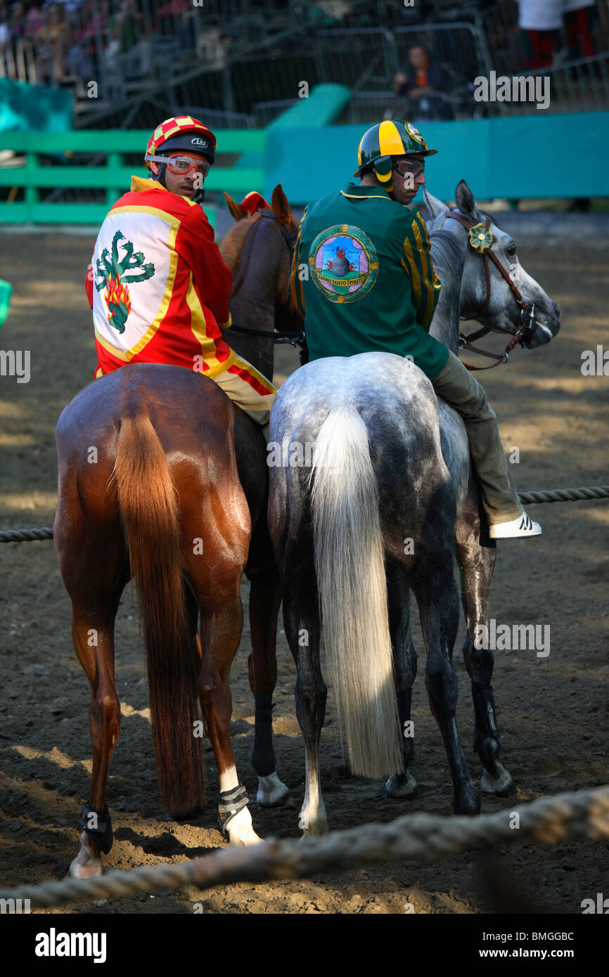 Cavalieri a iniziare tra funi (canapi), il Palio di Ferrara, Italia Foto Stock