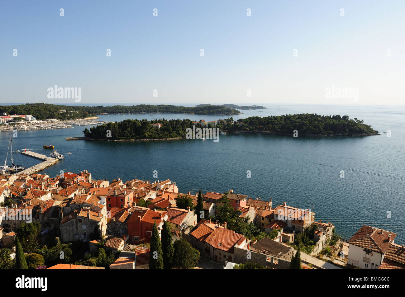 Vista aerea della cittadina istriana di Rovigno e le isole in mare in croazia Foto Stock