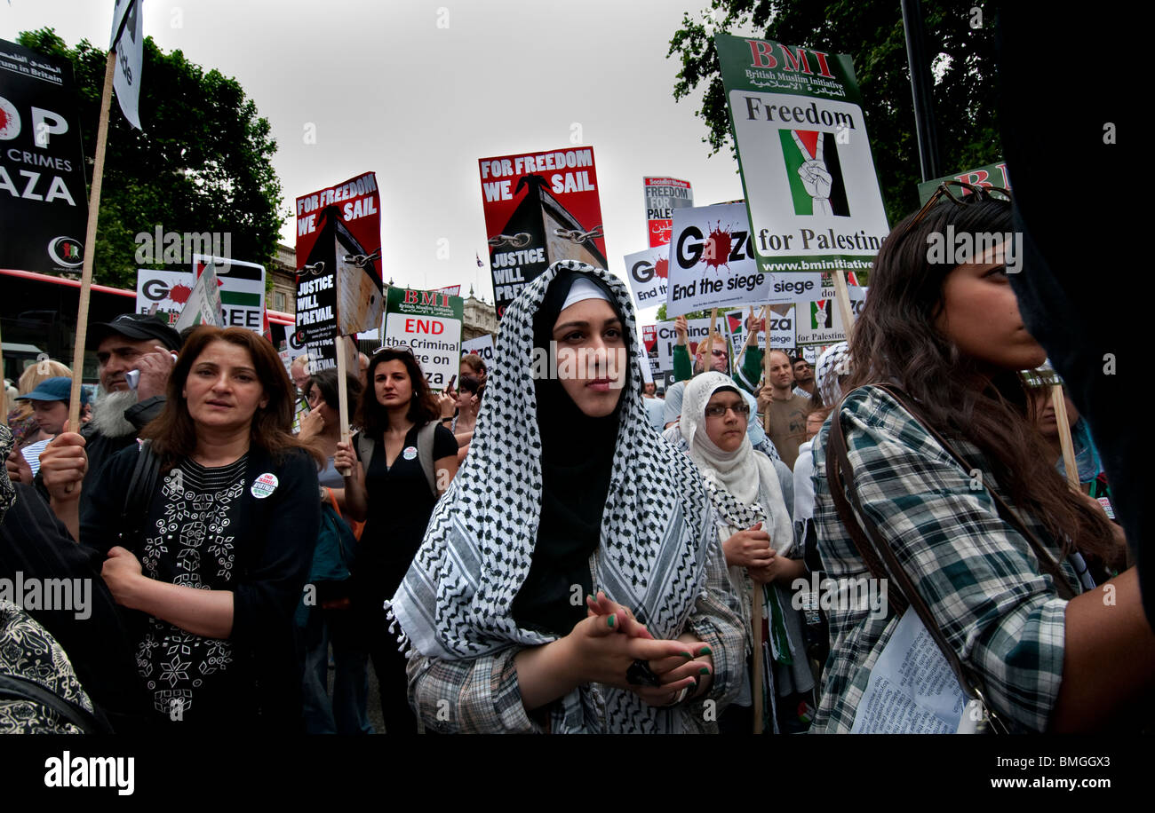 12.000 manifestanti marzo a Londra all Ambasciata israeliana protestando assassinio di attivisti su soccorsi flottiglia off costa della striscia di Gaza Foto Stock